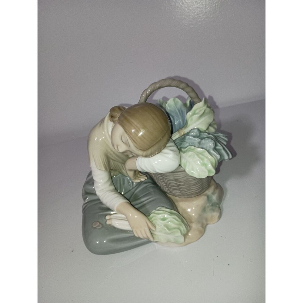 LLADRO Vintage/Rare-Little Green Grocer-Girl resting on vegetable basket glazed - Picture 2 of 8